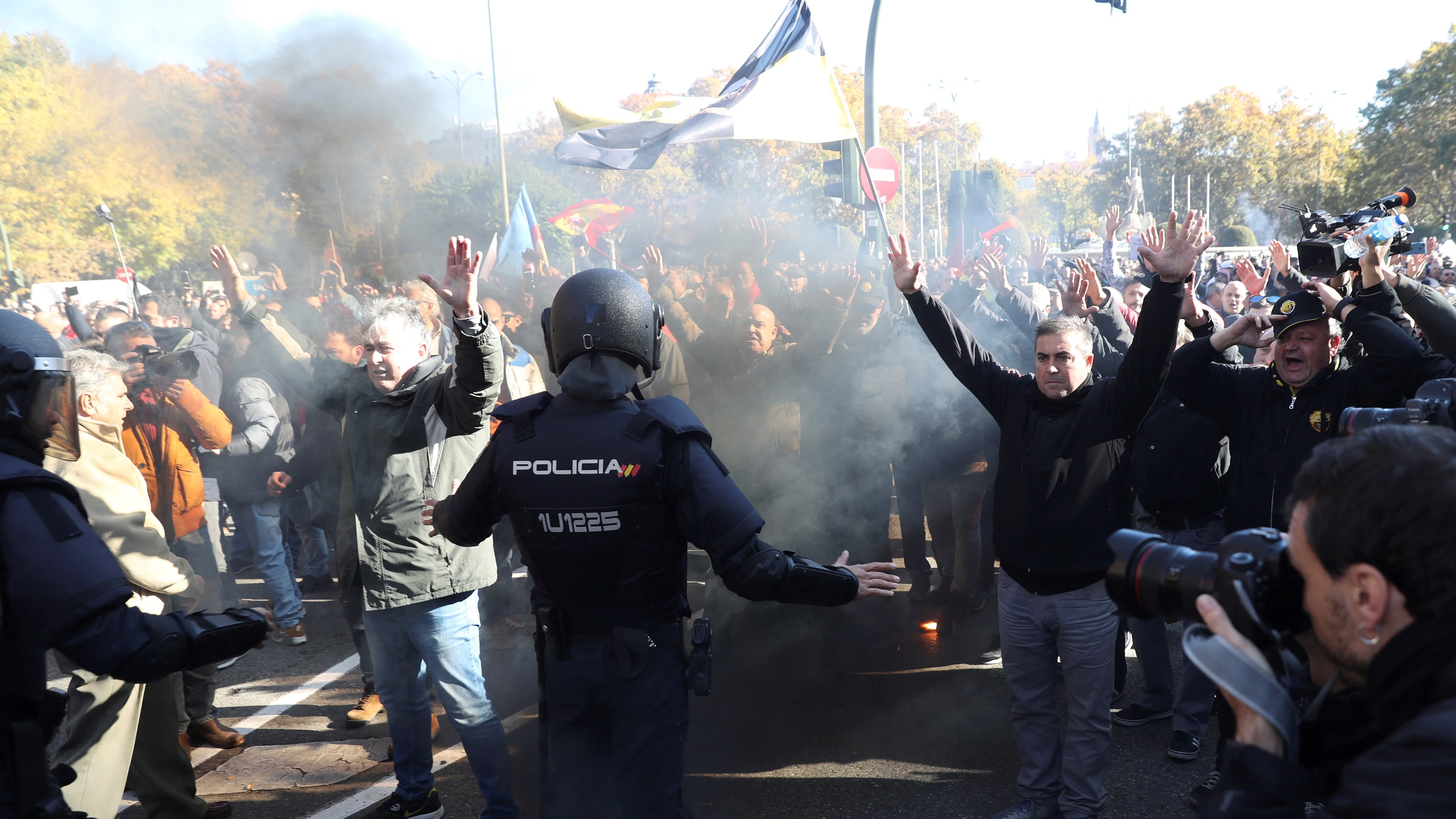 Agentes de la Policía Nacional intervienen con un grupo de taxistas cerca del Congreso