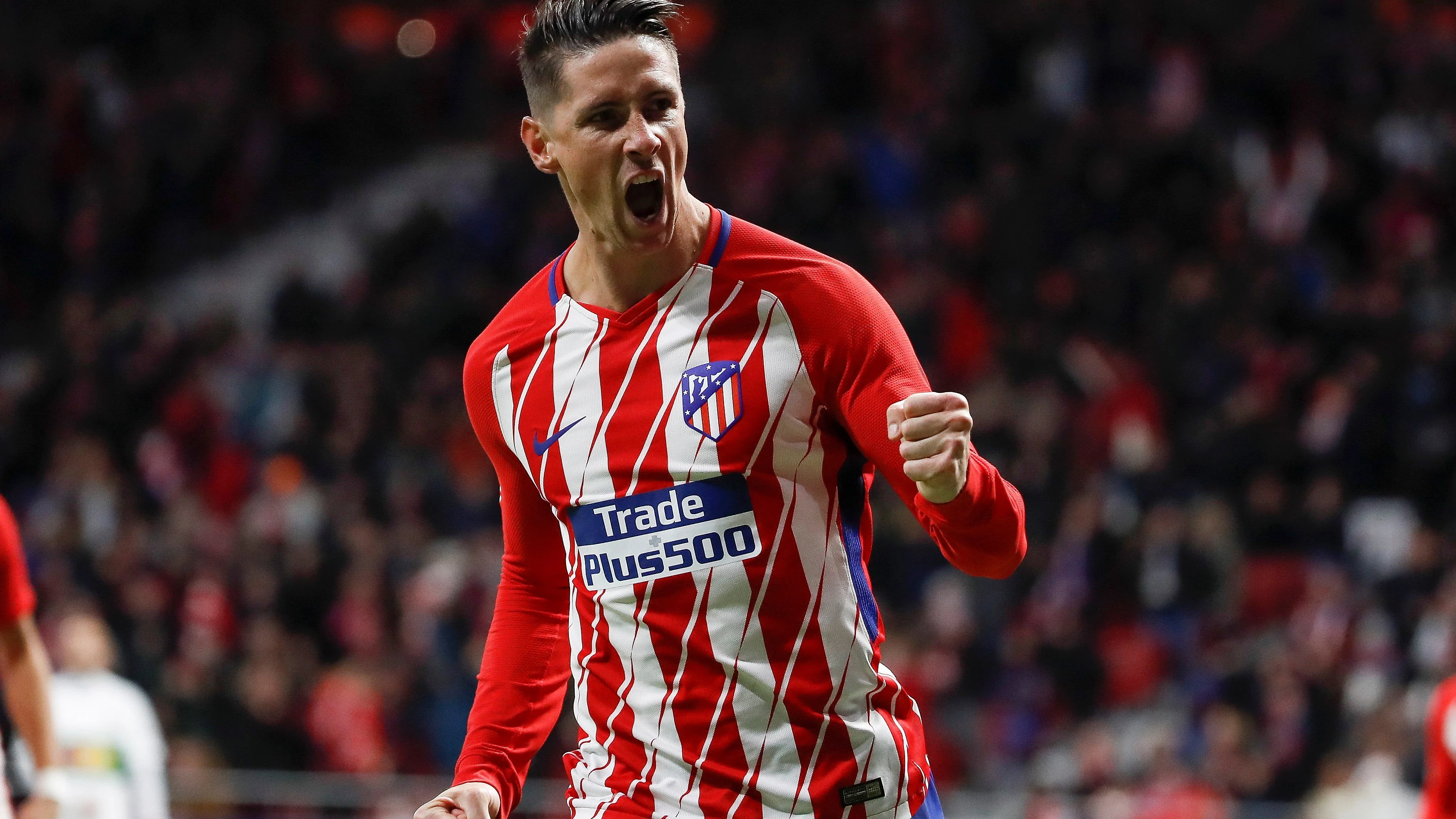 Fernando Torres celebra un gol ante el Elche