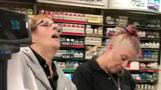 Un vídeo de dos cajeras totalmente drogadas desata las alarmas sobre el abuso de opiáceos en EEUU Un vídeo de dos cajeras totalmente drogadas desata las alarmas sobre el abuso de opiáceos en EEUU