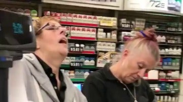 Un vídeo de dos cajeras totalmente drogadas desata las alarmas sobre el abuso de opiáceos en EEUU