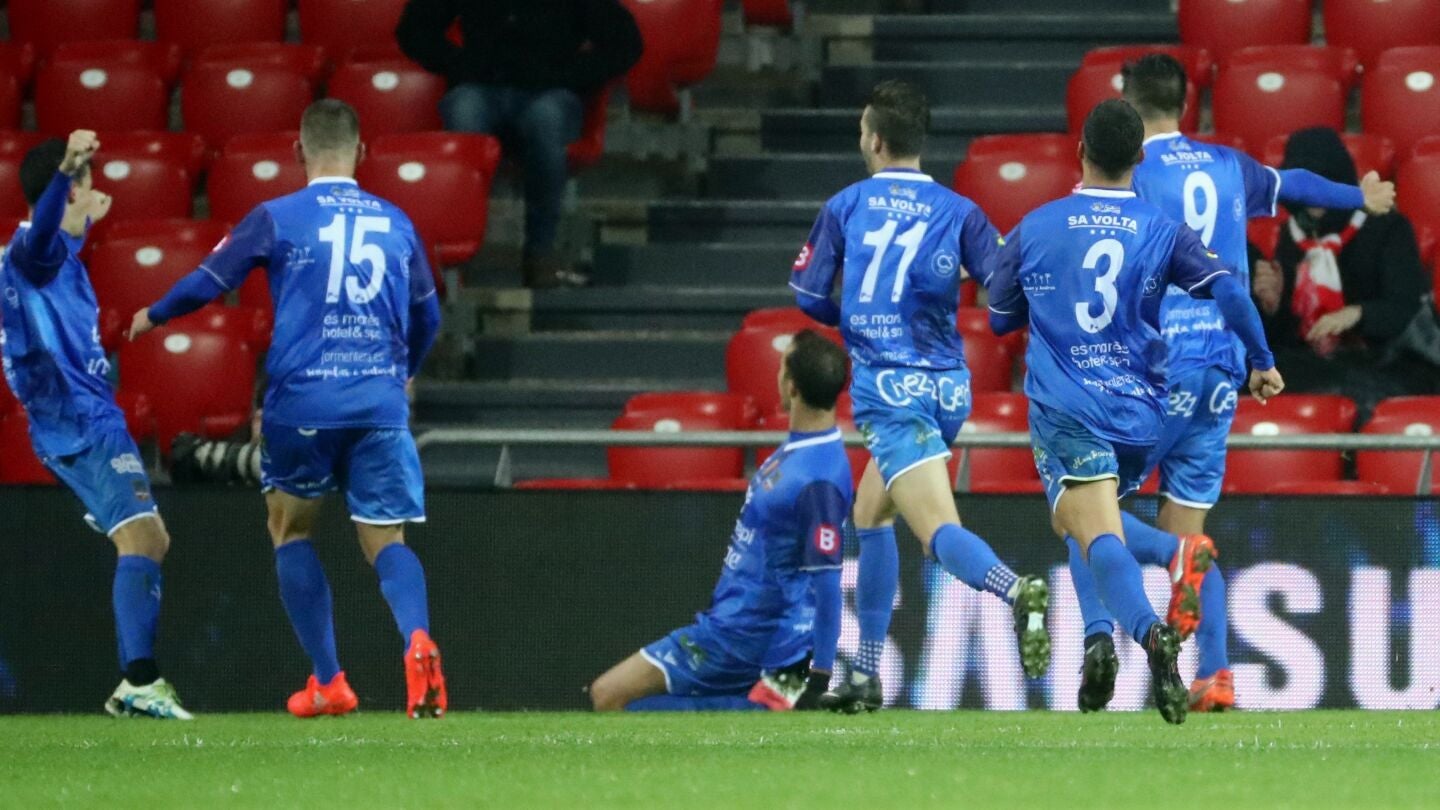 Los jugadores del Formentera celebran su hist&oacute;rico gol en San Mam&eacute;s