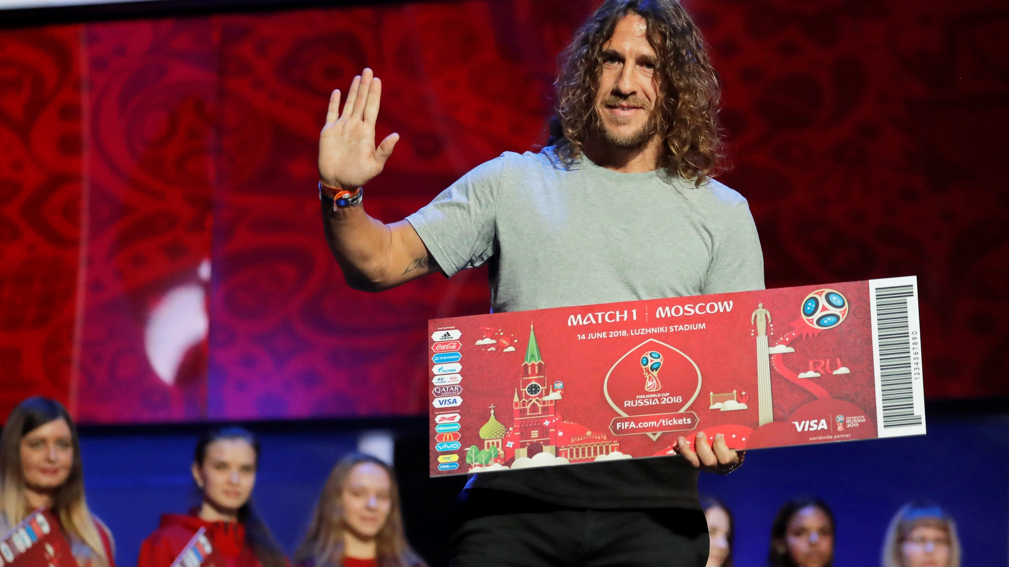 Puyol durante los ensayos del sorteo del Mundial de Rusia