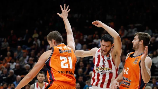 Lucha por un balón entre Valencia Basket y Olympiacos Lucha por un balón entre Valencia Basket y Olympiacos