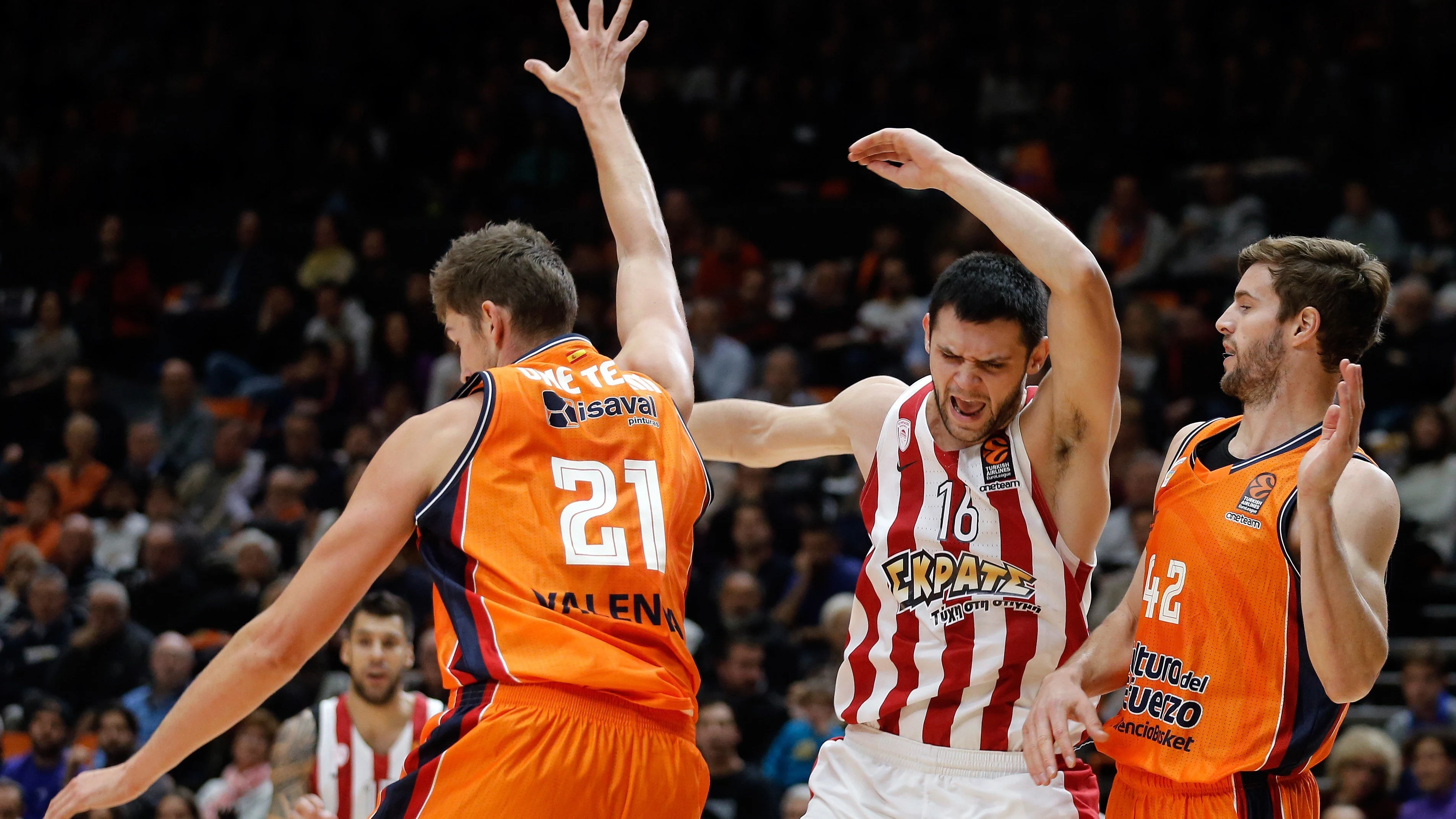 Lucha por un balón entre Valencia Basket y Olympiacos