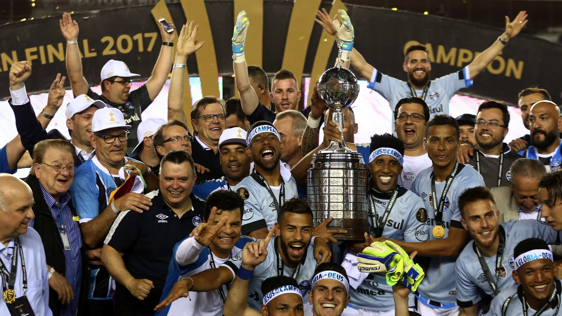 Los jugadores del Gremio brasileño levantan la Copa Libertadores