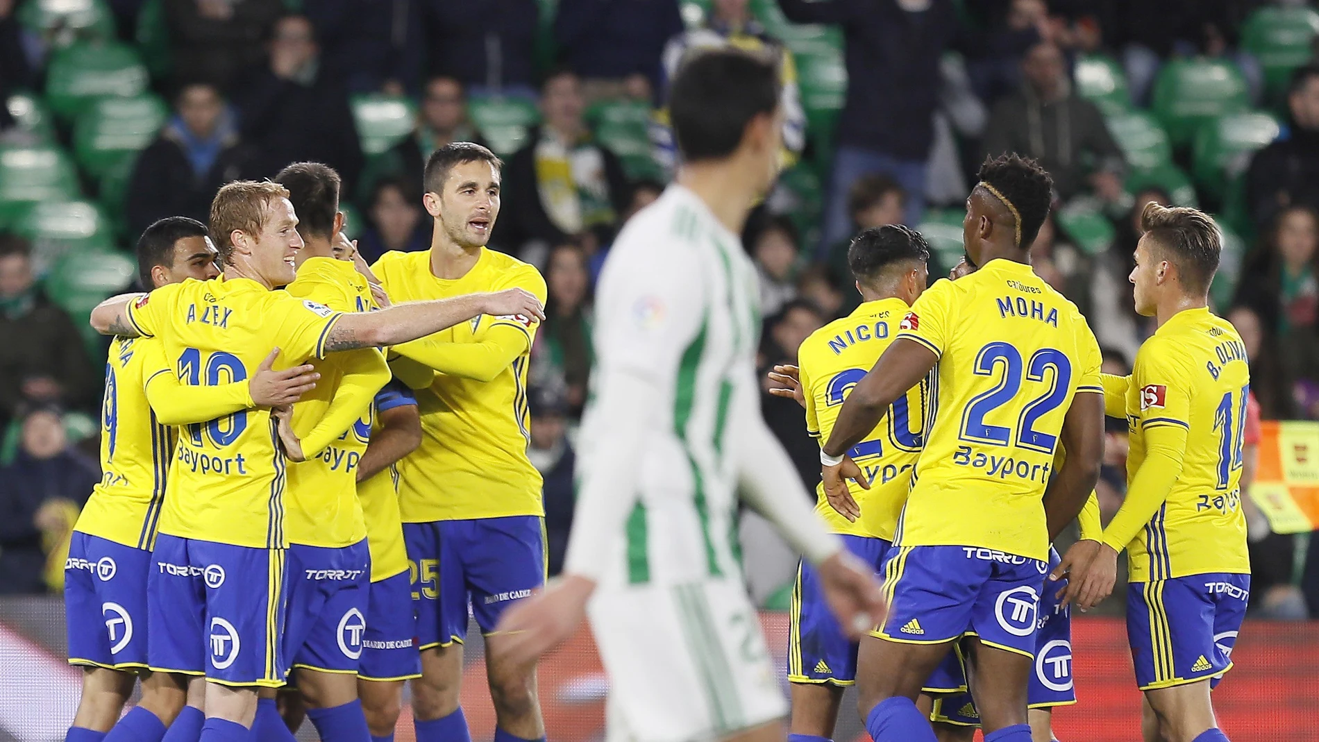 Los jugadores del Cádiz celebran un gol en el Villamarín