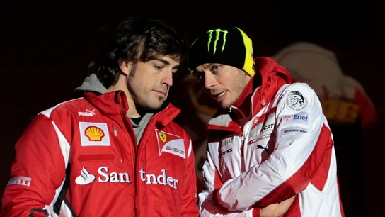 Valentino Rossi conversa con Fernando Alonso en 2012 Valentino Rossi conversa con Fernando Alonso en 2012