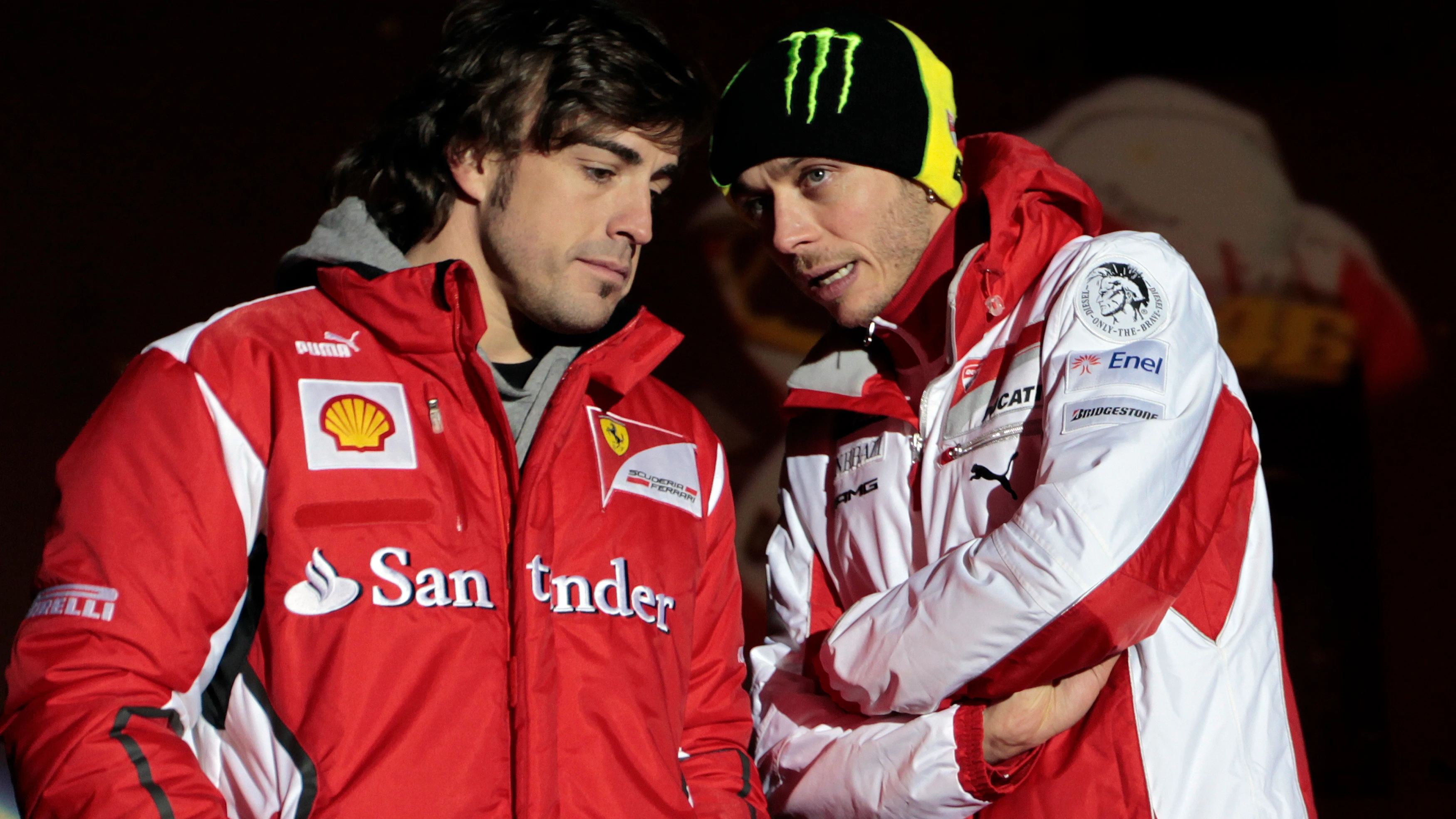 Valentino Rossi conversa con Fernando Alonso en 2012