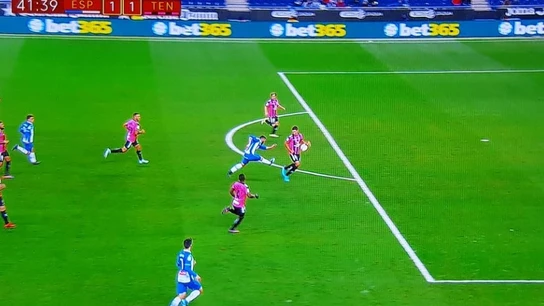 Penalti señalado por Iglesias Villanueva contra el Tenerife en Cornellá Penalti señalado por Iglesias Villanueva contra el Tenerife en Cornellá