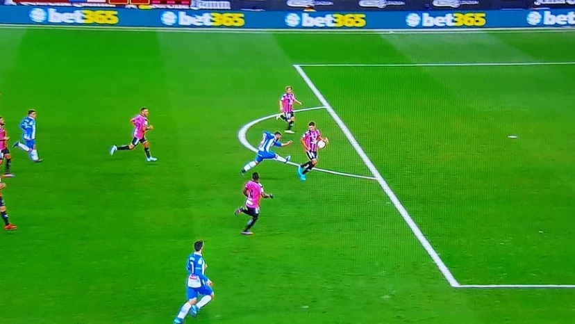Penalti señalado por Iglesias Villanueva contra el Tenerife en Cornellá Penalti señalado por Iglesias Villanueva contra el Tenerife en Cornellá