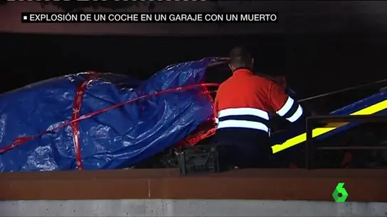 Retiran el coche tras la explosión en Viladecans Retiran el coche tras la explosión en Viladecans