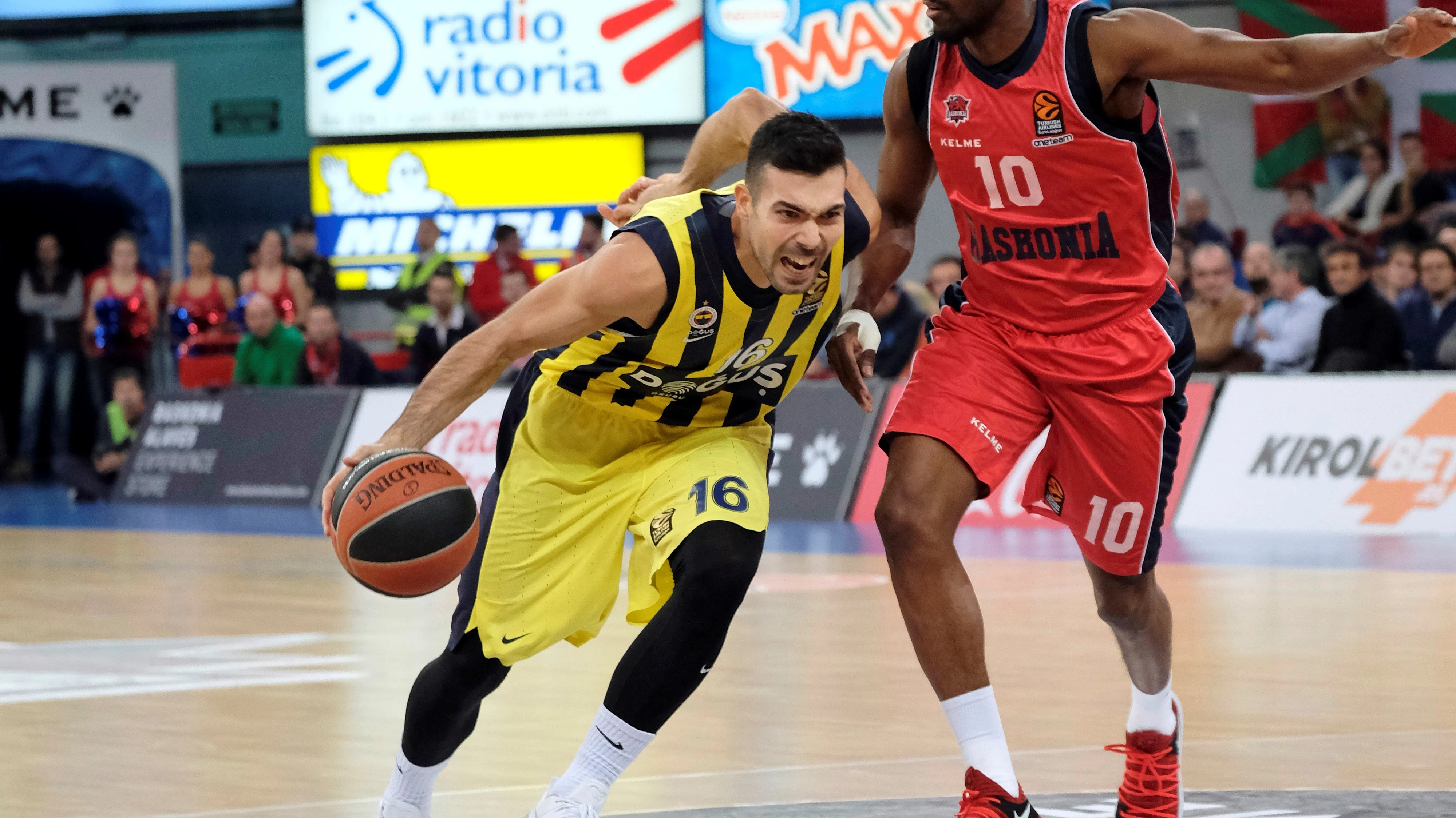 Dogus Istanbul, en acción ante el Baskonia