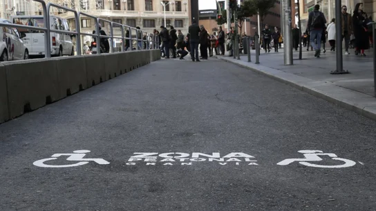 Señalización del nuevo espacio peatonal en la Gran Vía de Madrid Señalización del nuevo espacio peatonal en la Gran Vía de Madrid
