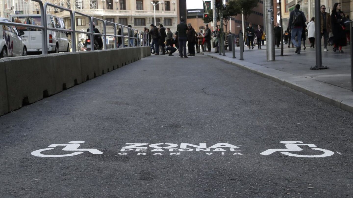 Se&ntilde;alizaci&oacute;n del nuevo espacio peatonal en la Gran V&iacute;a de Madrid