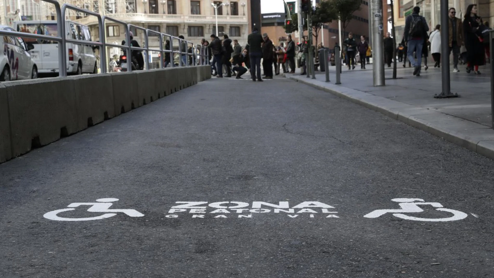 Señalización del nuevo espacio peatonal en la Gran Vía de Madrid