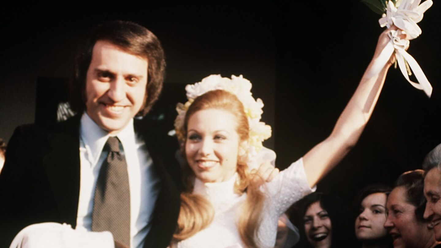Imagen de archivo de los cantantes Karina y Tony luz, integrante del grupo musical "Los Pekenikes", en su boda en la localidad toledana de Illescas