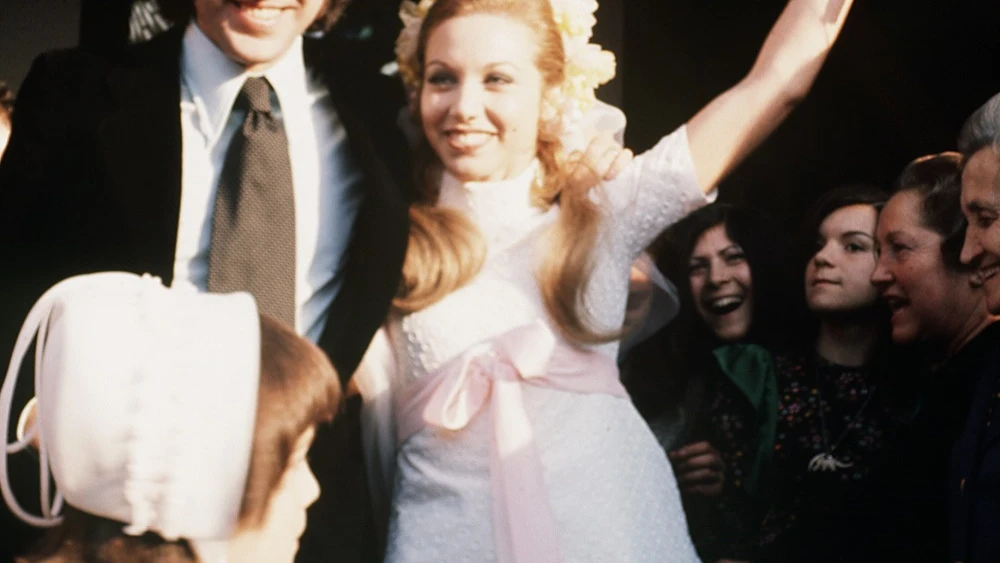 Imagen de archivo de los cantantes Karina y Tony luz, integrante del grupo musical "Los Pekenikes", en su boda en la localidad toledana de Illescas Imagen de archivo de los cantantes Karina y Tony luz, integrante del grupo musical "Los Pekenikes", en su boda en la localidad toledana de Illescas