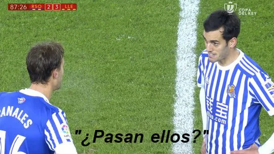 Juanmi y Canales hablan en el centro del campo ante el Lleida Juanmi y Canales hablan en el centro del campo ante el Lleida