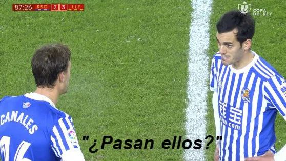 Juanmi y Canales hablan en el centro del campo ante el Lleida