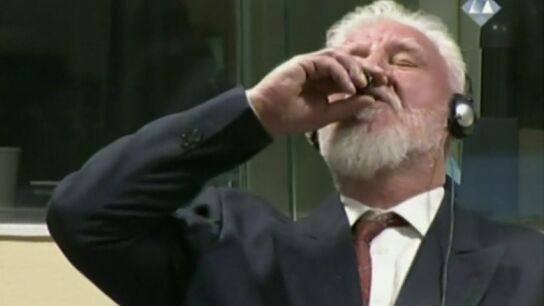 Praljak ingiri&oacute; veneno en el TPIY