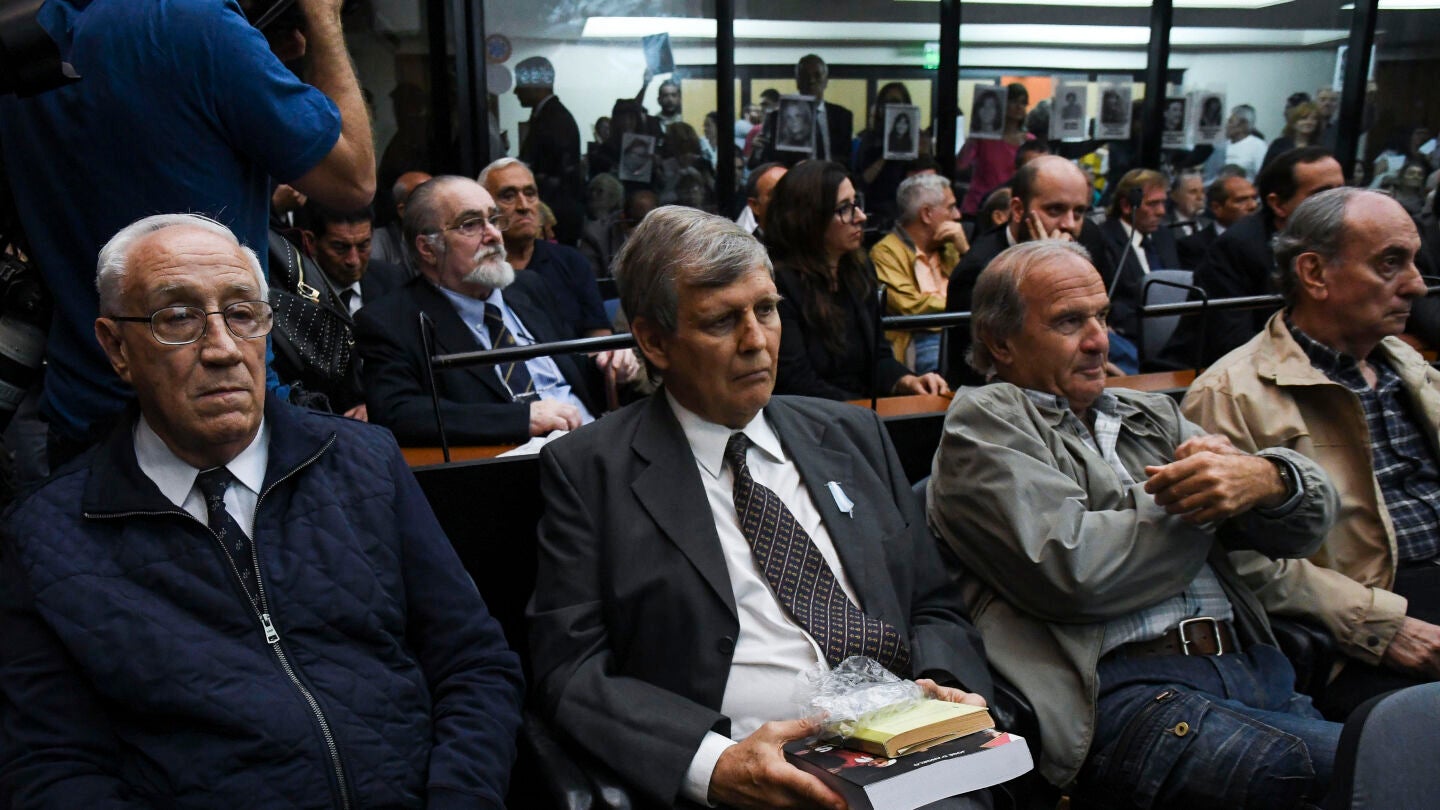 Hist&oacute;rico juicio por cr&iacute;menes de dictadura argentina termina con 48 condenas