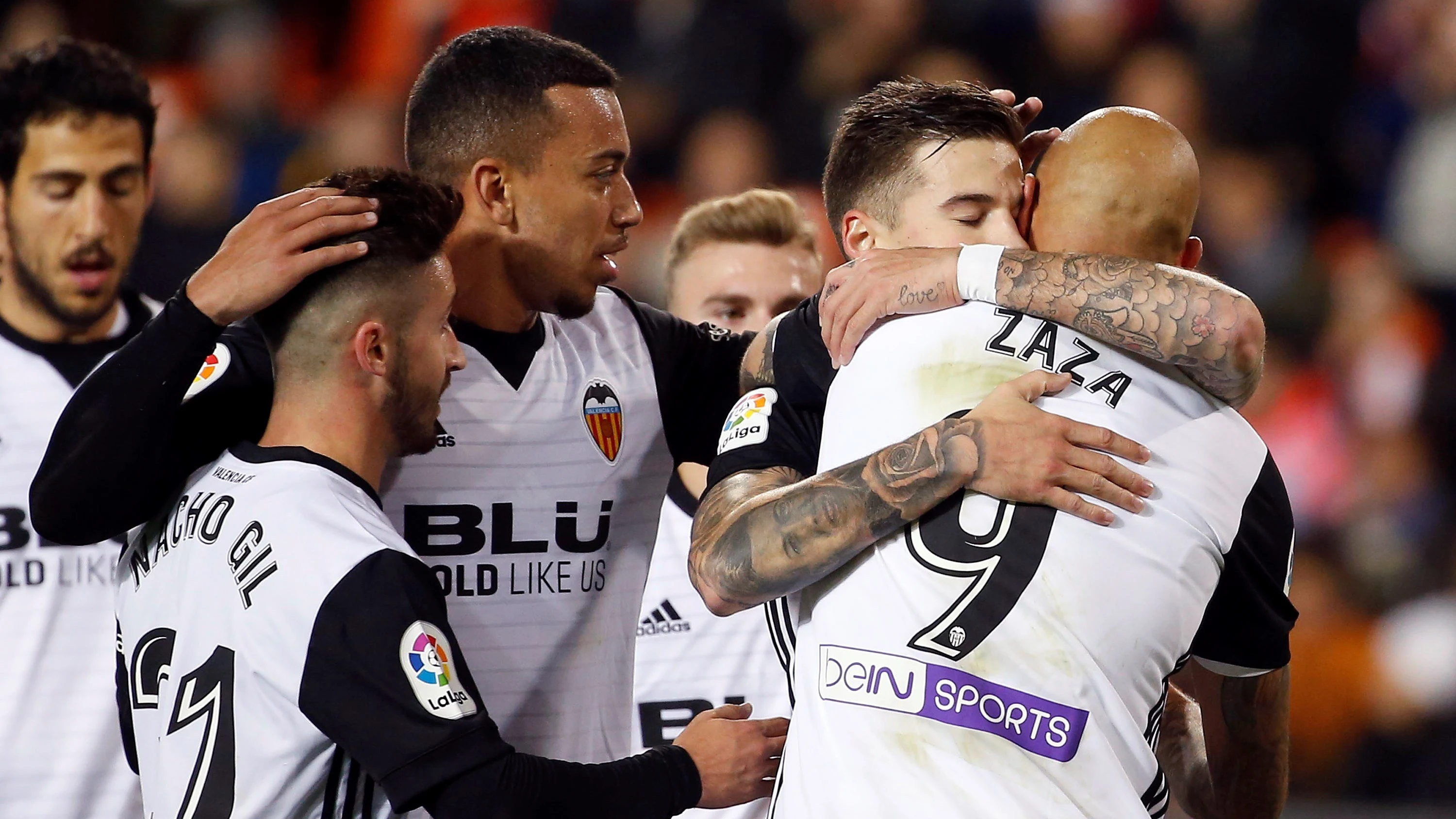 Santi Mina celebra un gol con Simone Zaza