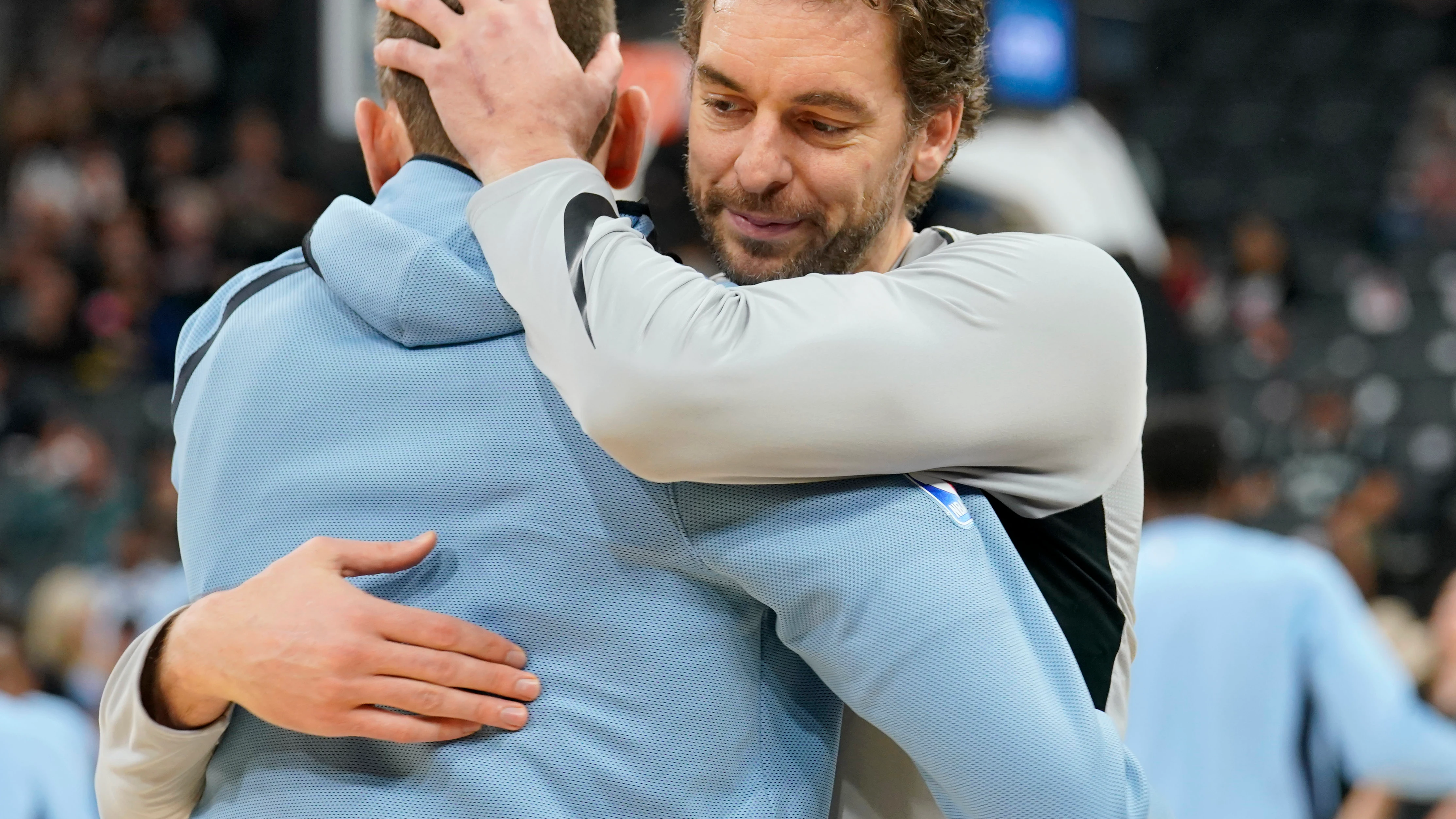 Pau Gasol abraza a Marc en un nuevo duelo entre hermanos en la NBA