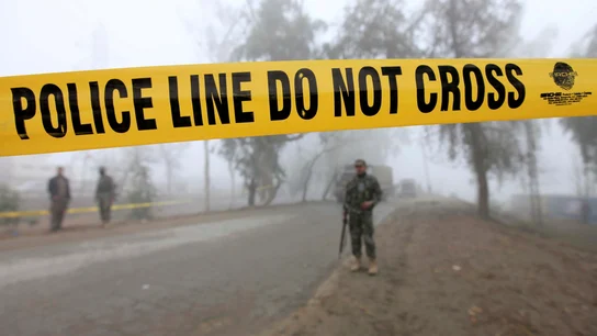 Soldados inspeccionan el lugar donde se ha producido un atentado en Peshawar Soldados inspeccionan el lugar donde se ha producido un atentado en Peshawar