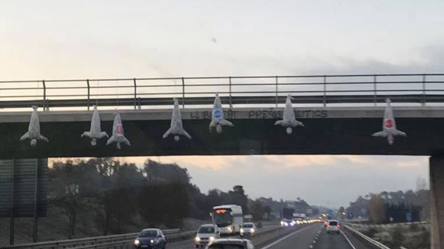 Mu&ntilde;ecos colgados en el puente entre Vic y Tona