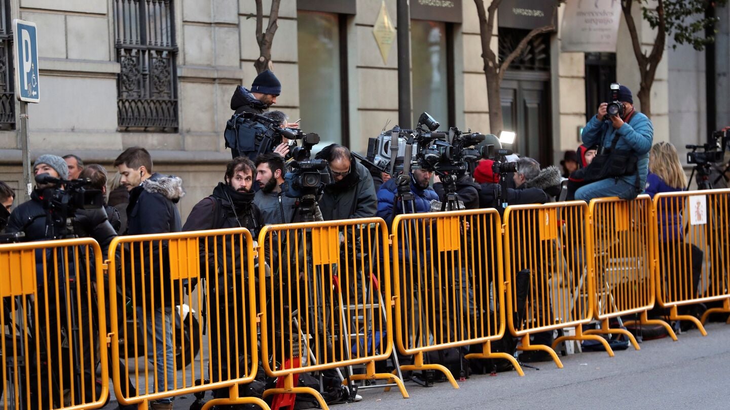 Vista de los medios de comunicaci&oacute;n concentrados en la puerta del Tribunal Supremo