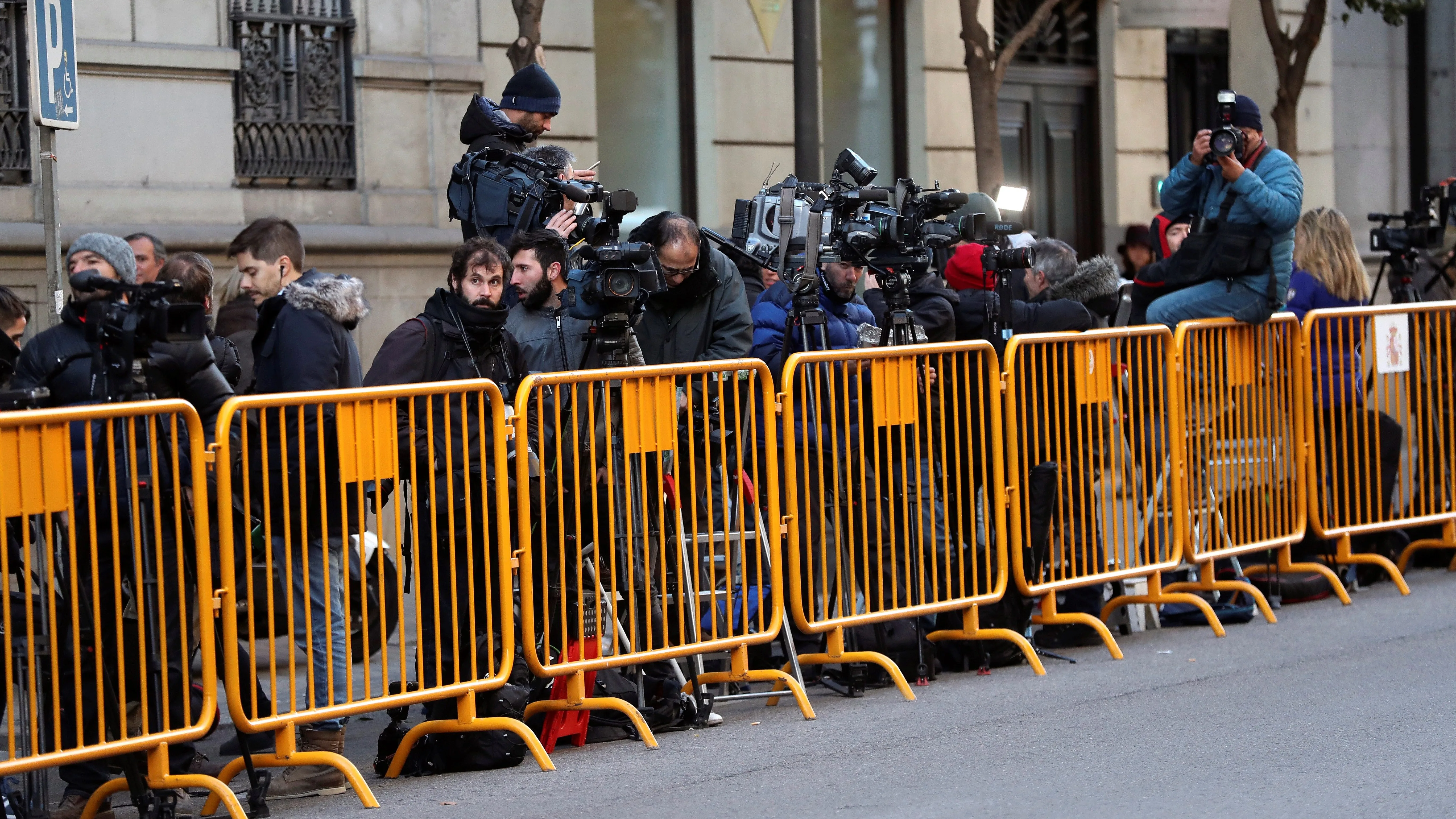 Vista de los medios de comunicación concentrados en la puerta del Tribunal Supremo