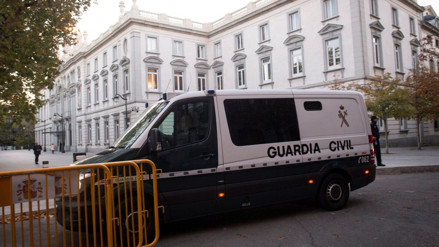 Un furg&oacute;n policial llega a la AN donde los presos han sido trasladados para esperar a declarar en el Tribunal Supremo 