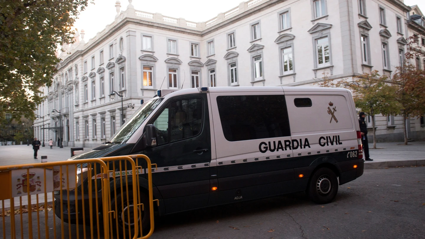 Un furgón policial llega a la AN donde los presos han sido trasladados para esperar a declarar en el Tribunal Supremo Un furgón policial llega a la AN donde los presos han sido trasladados para esperar a declarar en el Tribunal Supremo