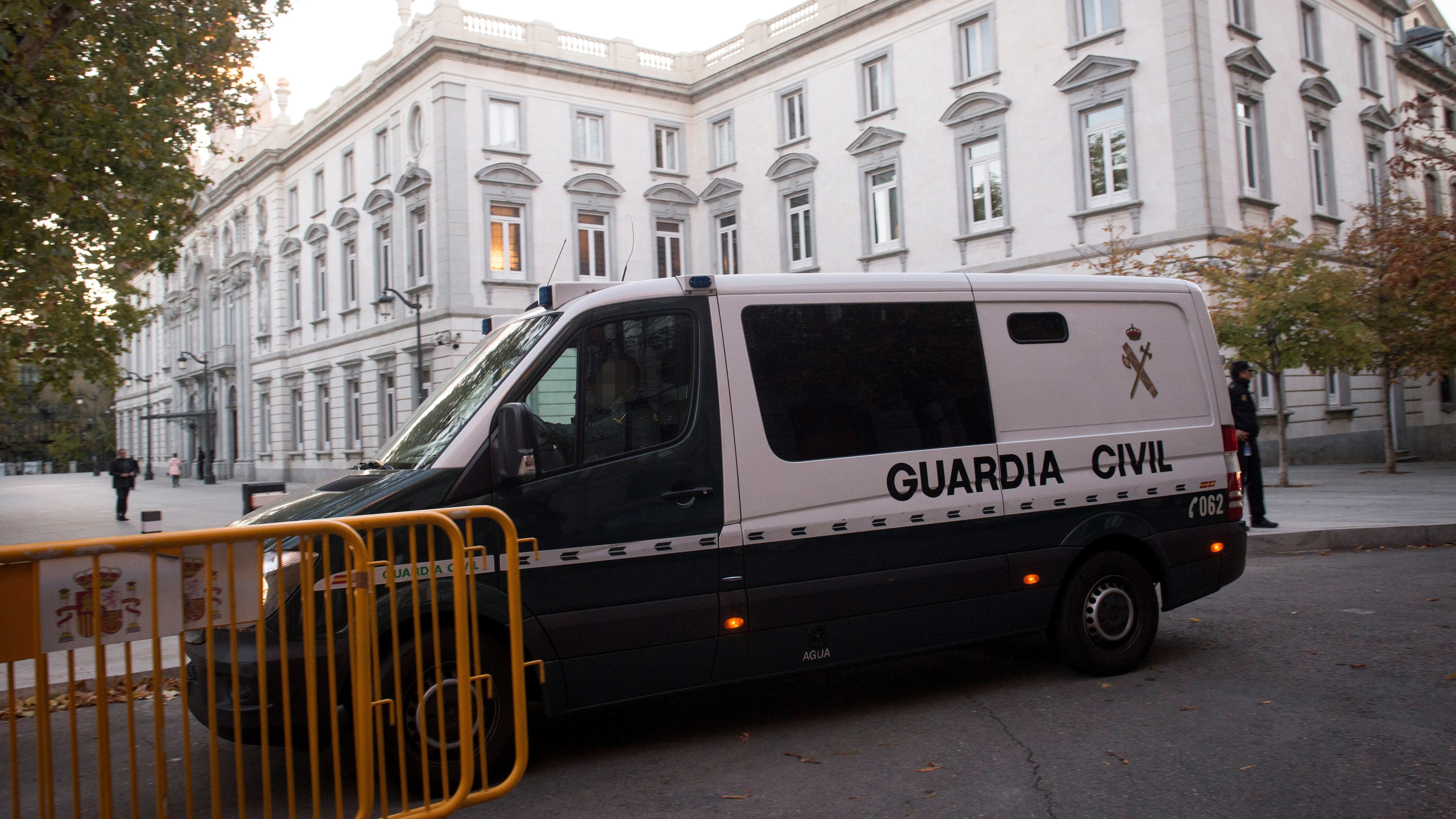 Un furgón policial llega a la AN donde los presos han sido trasladados para esperar a declarar en el Tribunal Supremo 