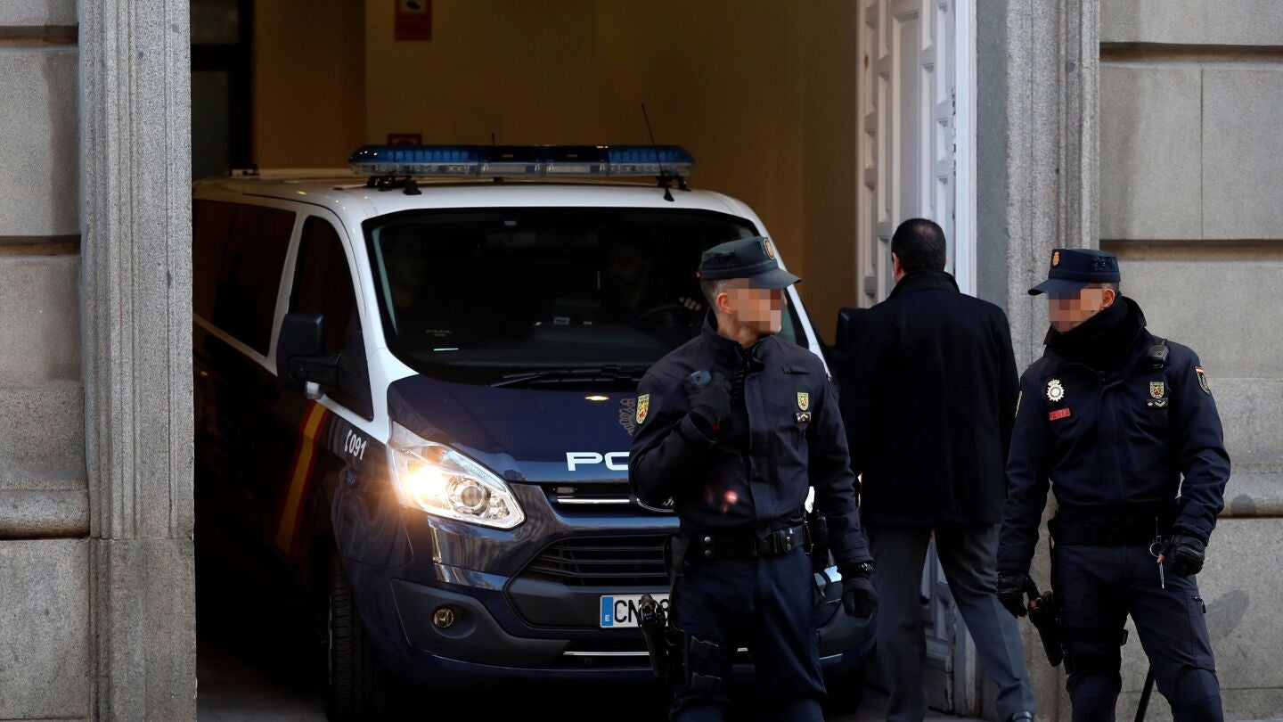 Un furg&oacute;n policial entra marcha atr&aacute;s en el Tribunal Supremo