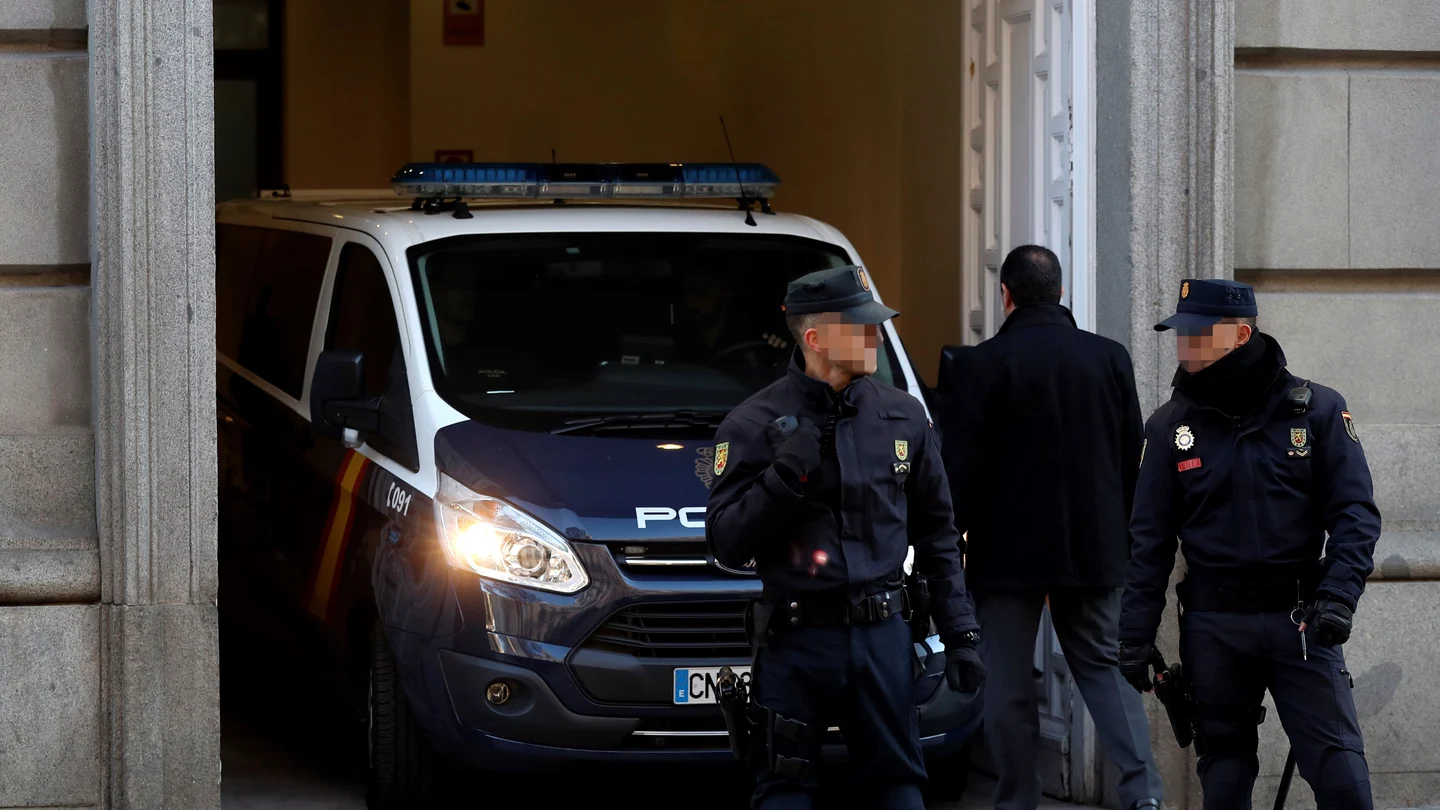 Un furgón policial entra marcha atrás en el Tribunal Supremo Un furgón policial entra marcha atrás en el Tribunal Supremo