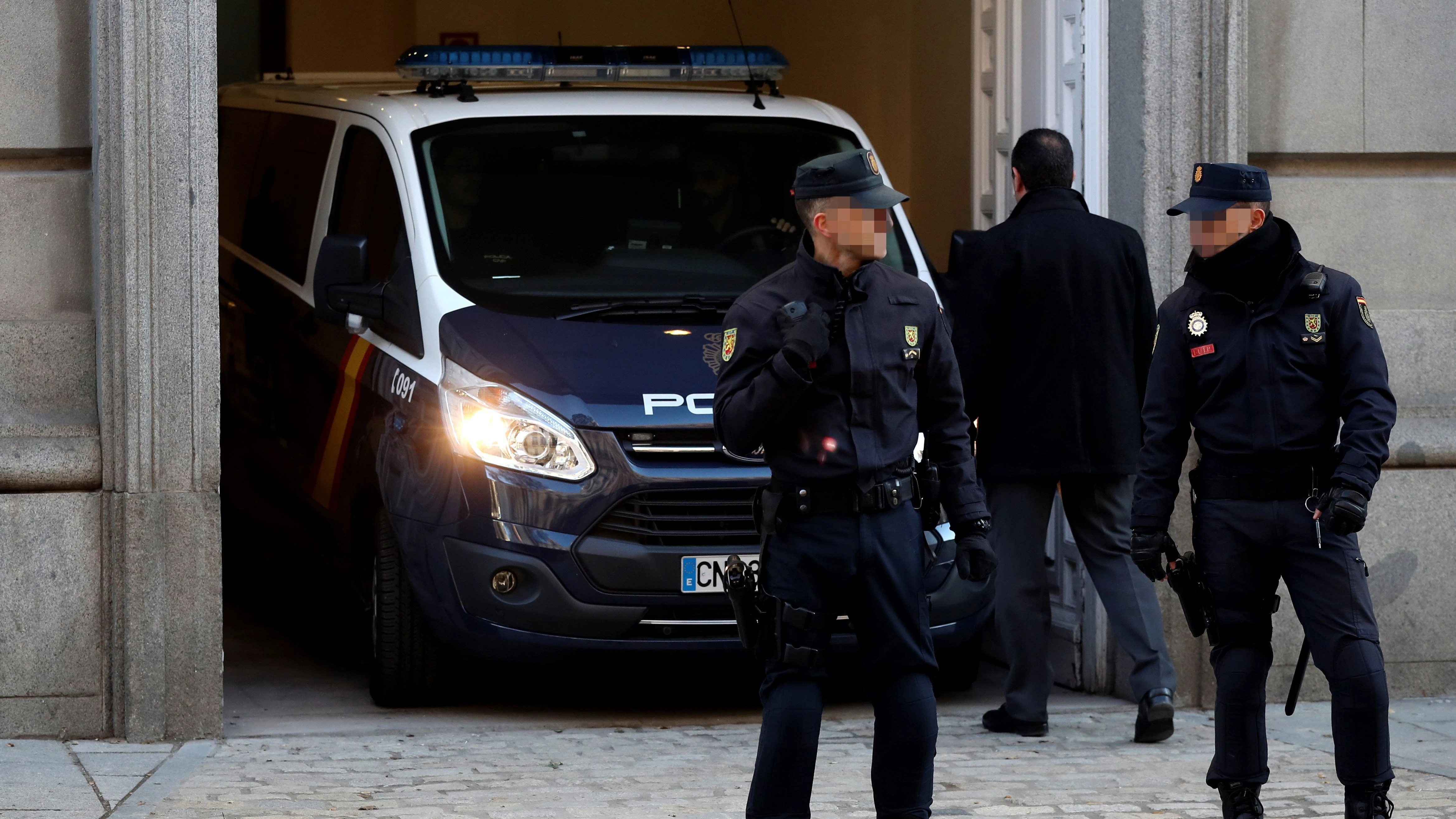 Un furgón policial entra marcha atrás en el Tribunal Supremo