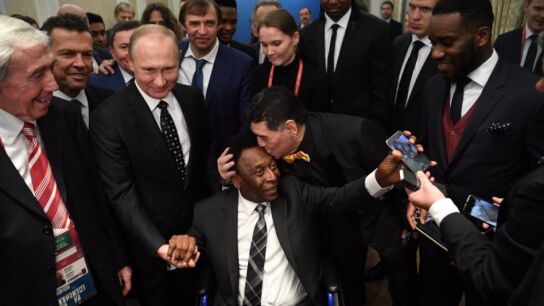 Pel&eacute; besa a Maradona antes del sorteo del Mundial en Mosc&uacute;