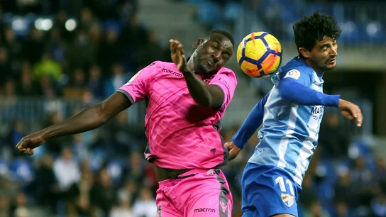 Balón dividido en el Málaga - Levante Balón dividido en el Málaga - Levante