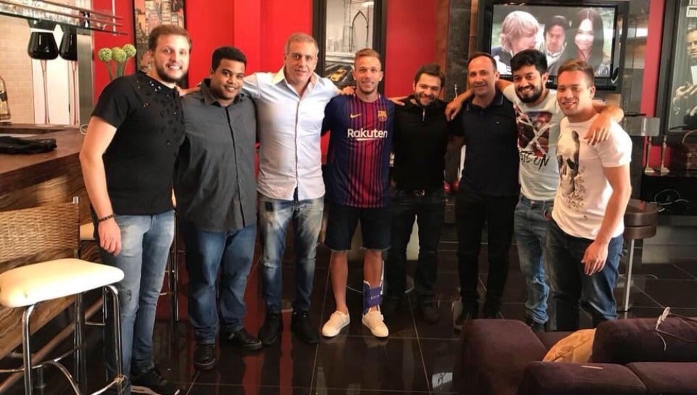 Arthur, en el centro de la imagen con la camiseta del Barça