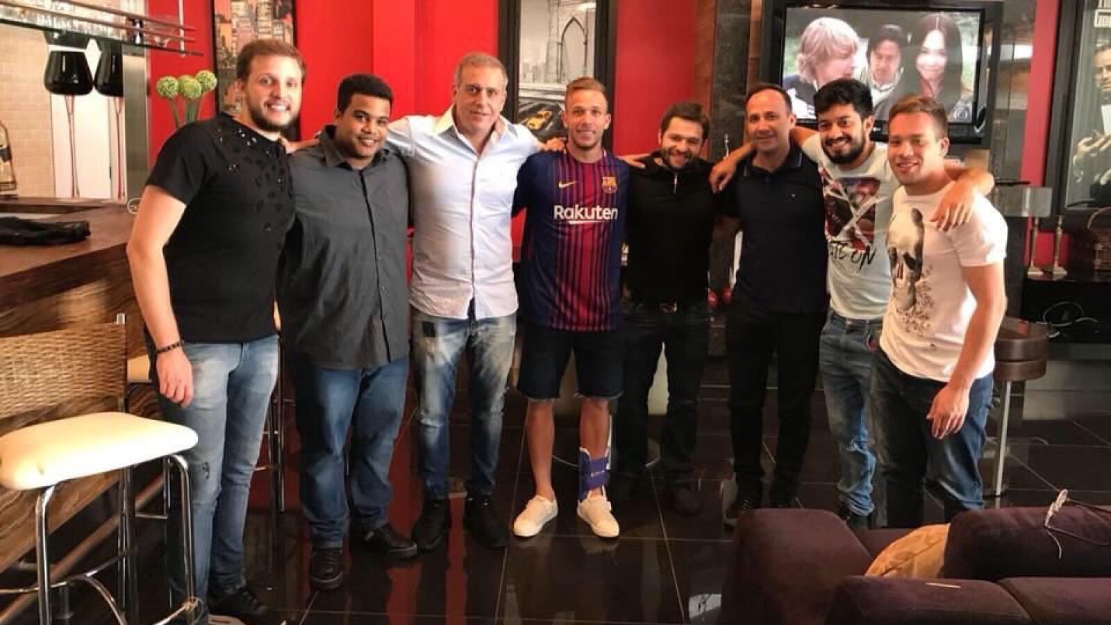 Arthur, en el centro de la imagen con la camiseta del Bar&ccedil;a