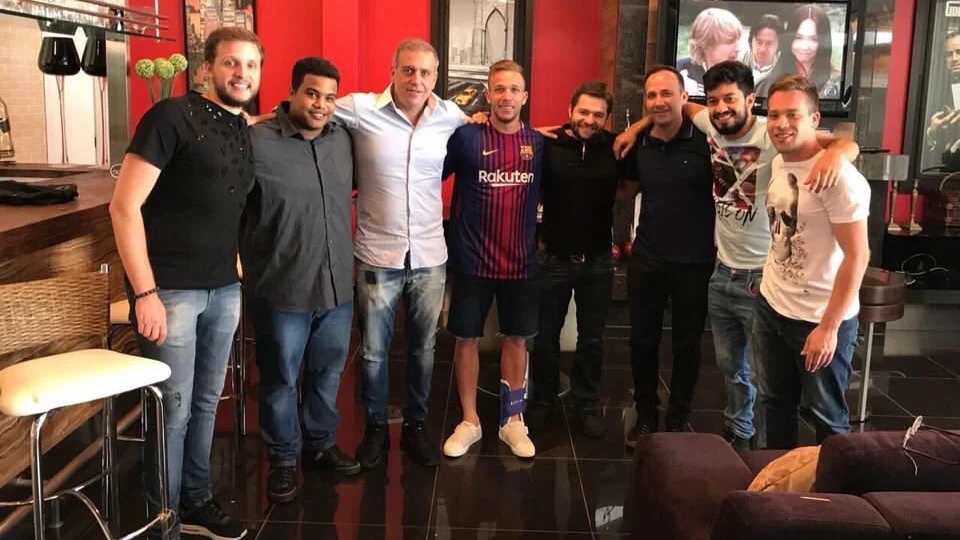 Arthur, en el centro de la imagen con la camiseta del Barça