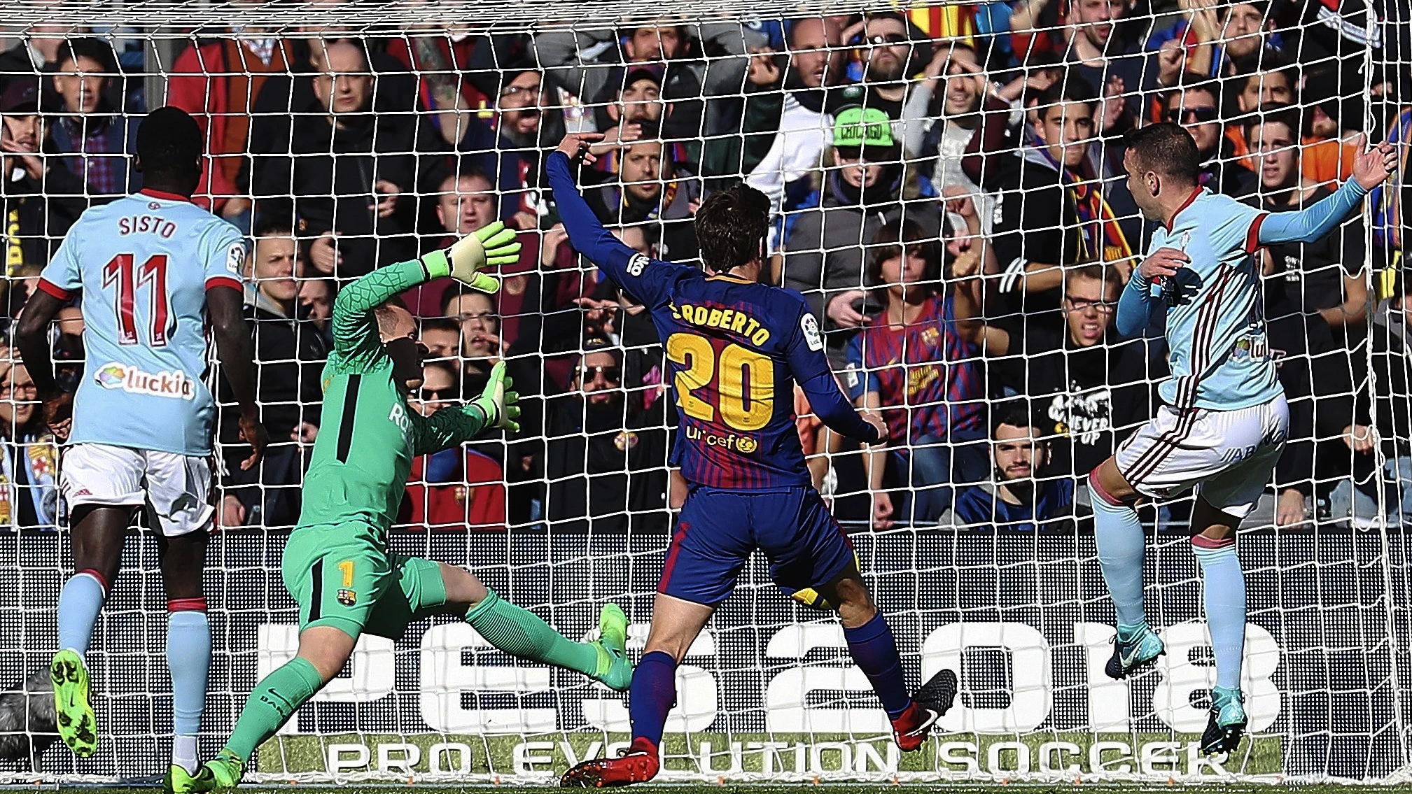 Iago Aspas bate a Ter Stegen en el Camp Nou