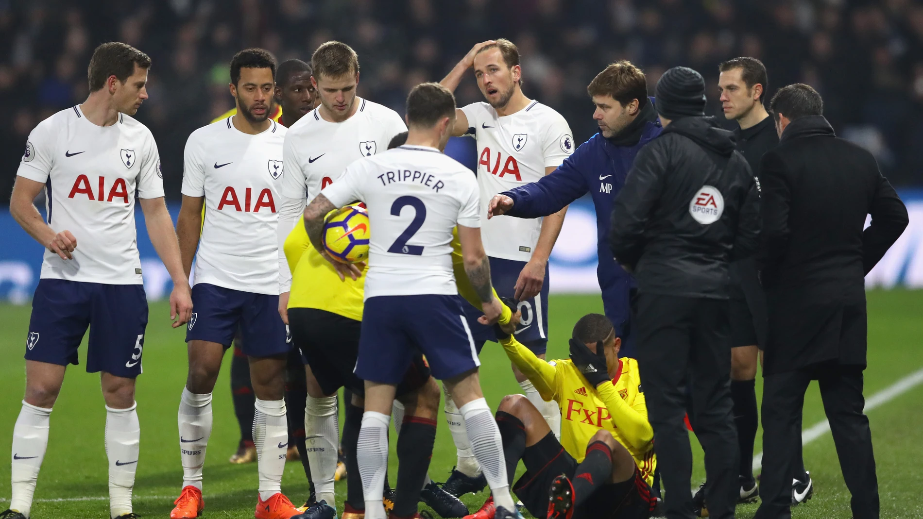 Pochettino intercede en una acción en el partido entre Watford y Tottenham