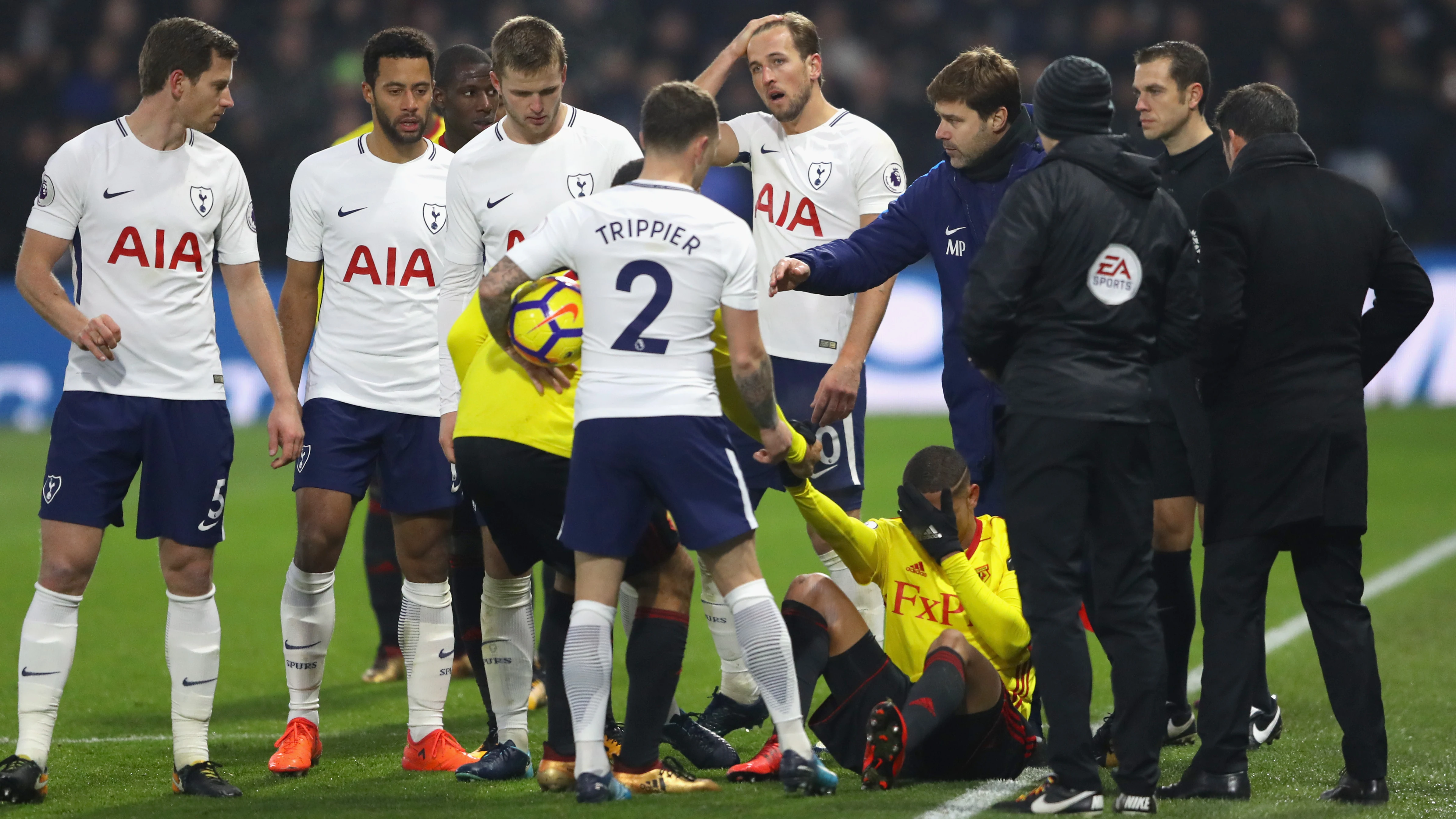 Pochettino intercede en una acci&oacute;n en el partido entre Watford y Tottenham