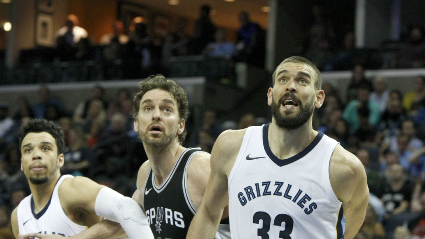 Pau y Marc Gasol se miden en la cancha
