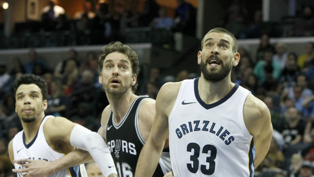 Pau y Marc Gasol se miden en la cancha