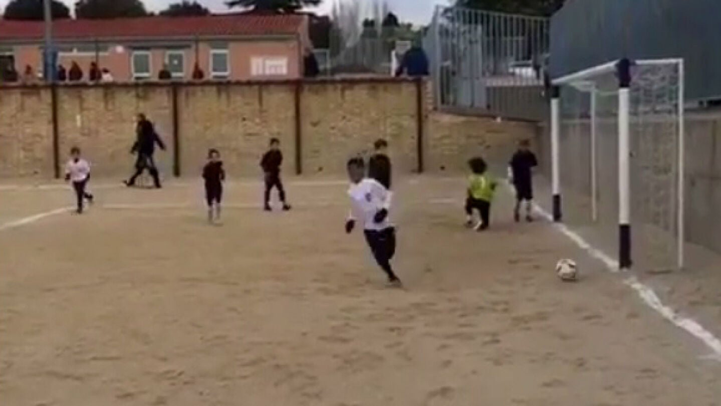 El hijo de Cristiano celebra un gol