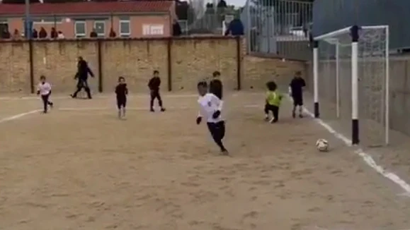 El hijo de Cristiano celebra un gol