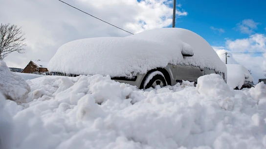 Un coche cubierto de nieve, en la localidad cántabra de Orzales Un coche cubierto de nieve, en la localidad cántabra de Orzales